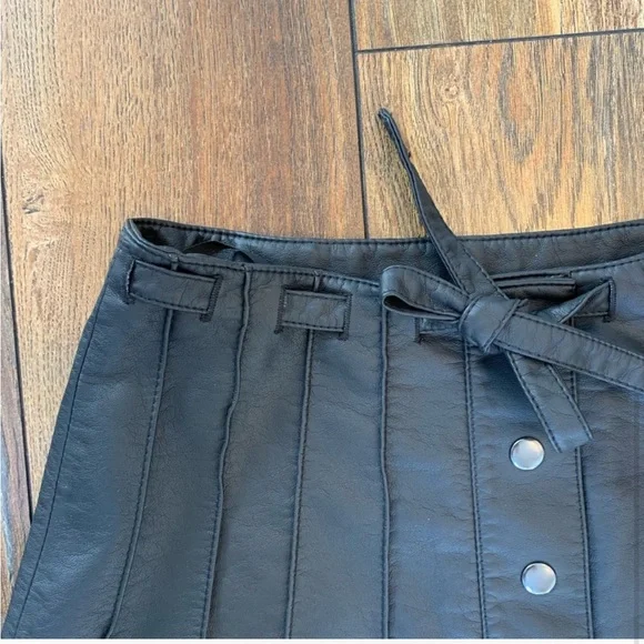 Free People Perfect Fall Black Buttoned Faux Leather Mini Skirt Size 2 - Picture 4 of 9